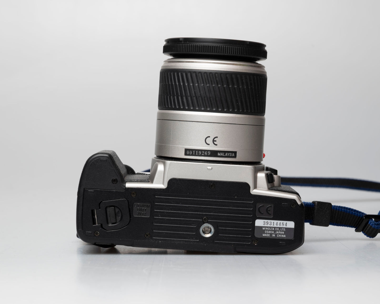 Minolta Maxxum 4 Reflex 35mm à film avec objectif 28-80mm (numéro de série 39314484)