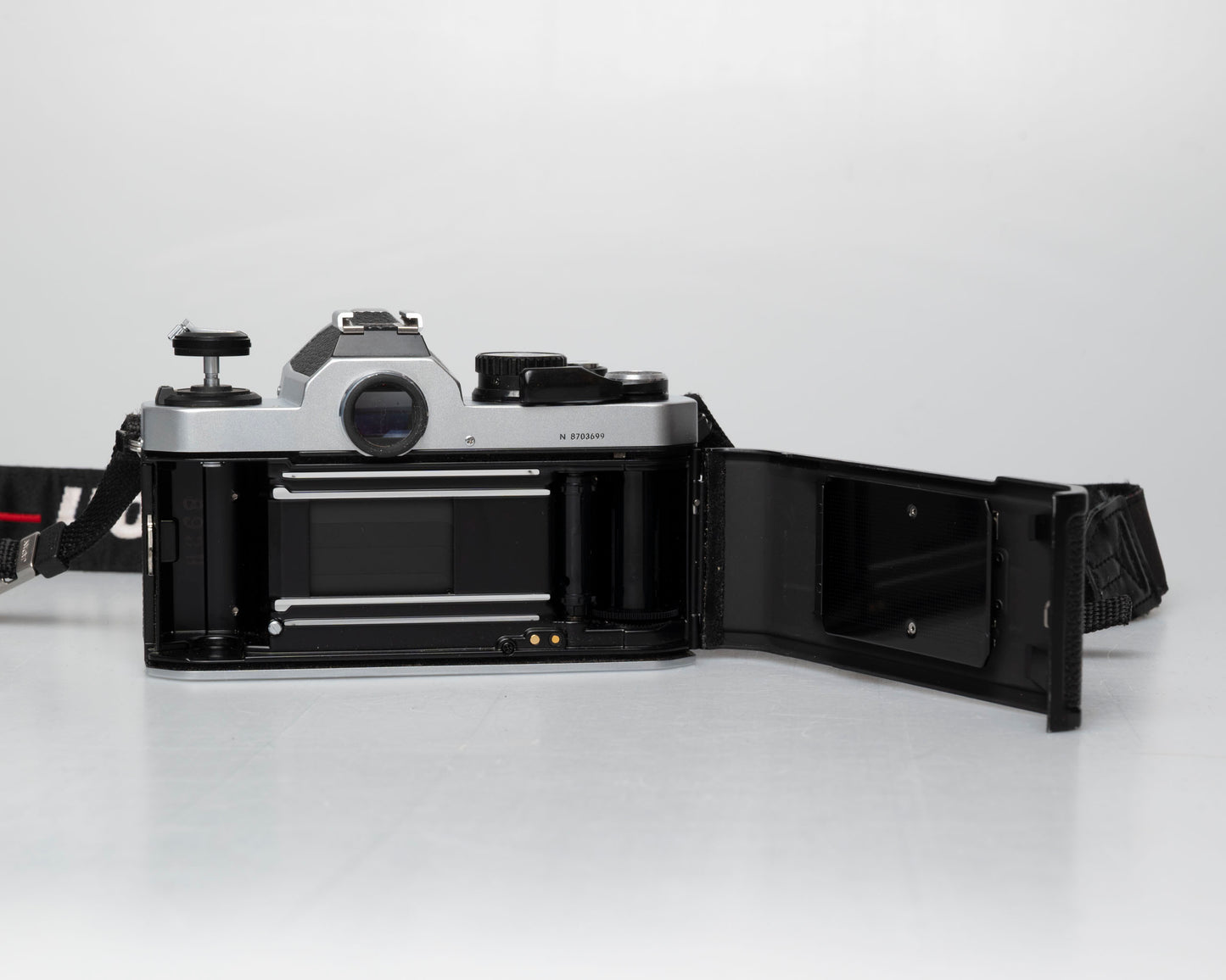 Nikon FM2n appareil photo reflex 35mm à film avec objectif Nikkor 50mm f1.8 (numéro de série 8703699)