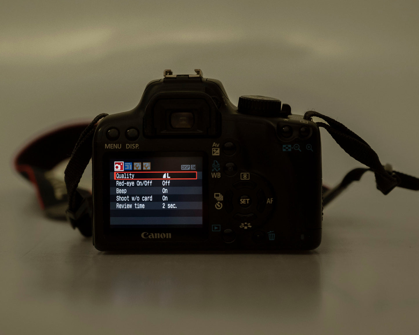 Canon EOS Digital Rebel XS 10,1 MP Appareil photo reflex numérique avec carte SD de 16 Go + batterie + chargeur + objectif EF-S 18-55 mm f/3,5-5,6 IS (série 3140618609)