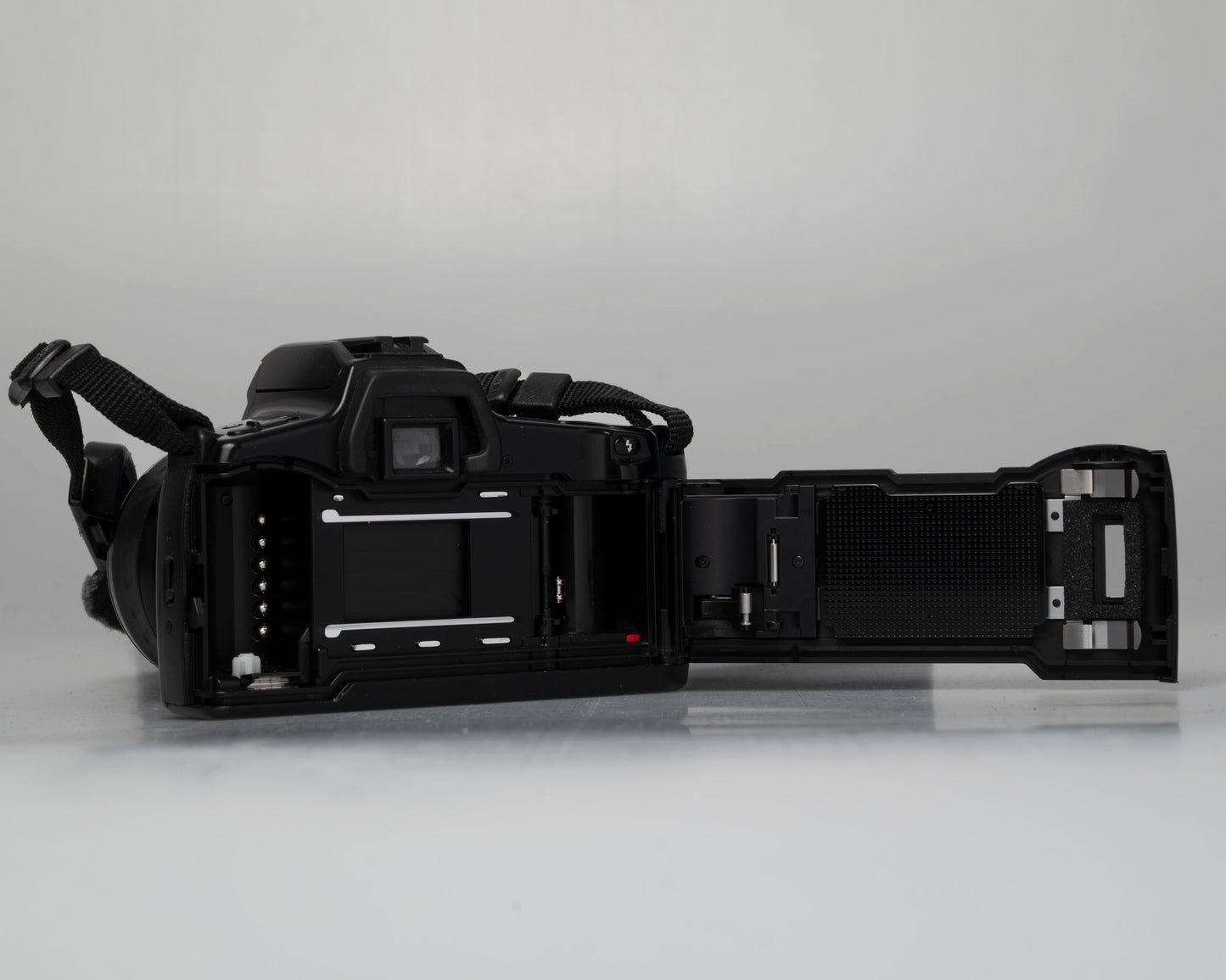Minolta Maxxum 3xi 35mm film SLR w/ 28-80mm lens (serial 19125142)