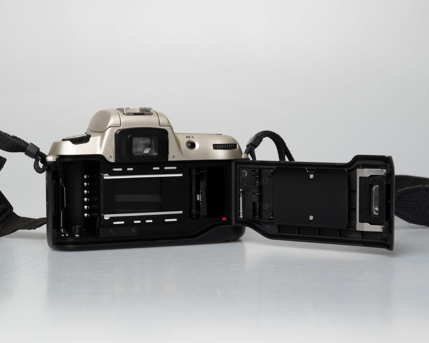 Nikon F60 reflex 35mm avec objectif AF Nikkor 28-80mm (numéro de série 2210585)