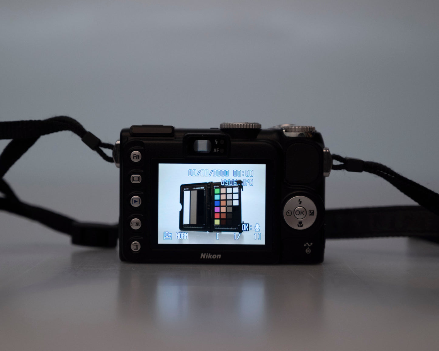 Appareil photo numérique Nikon Coolpix P5000 avec chargeur + batterie + carte de 8 Go + manuel
