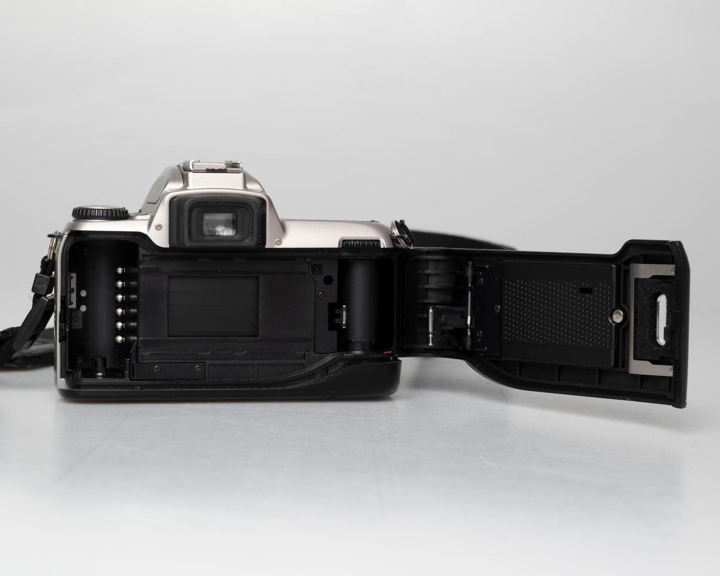 Nikon F65 (également connu sous le nom de N65) reflex 35mm avec objectif AF Nikkor 28-80mm (numéro de série 2941044)