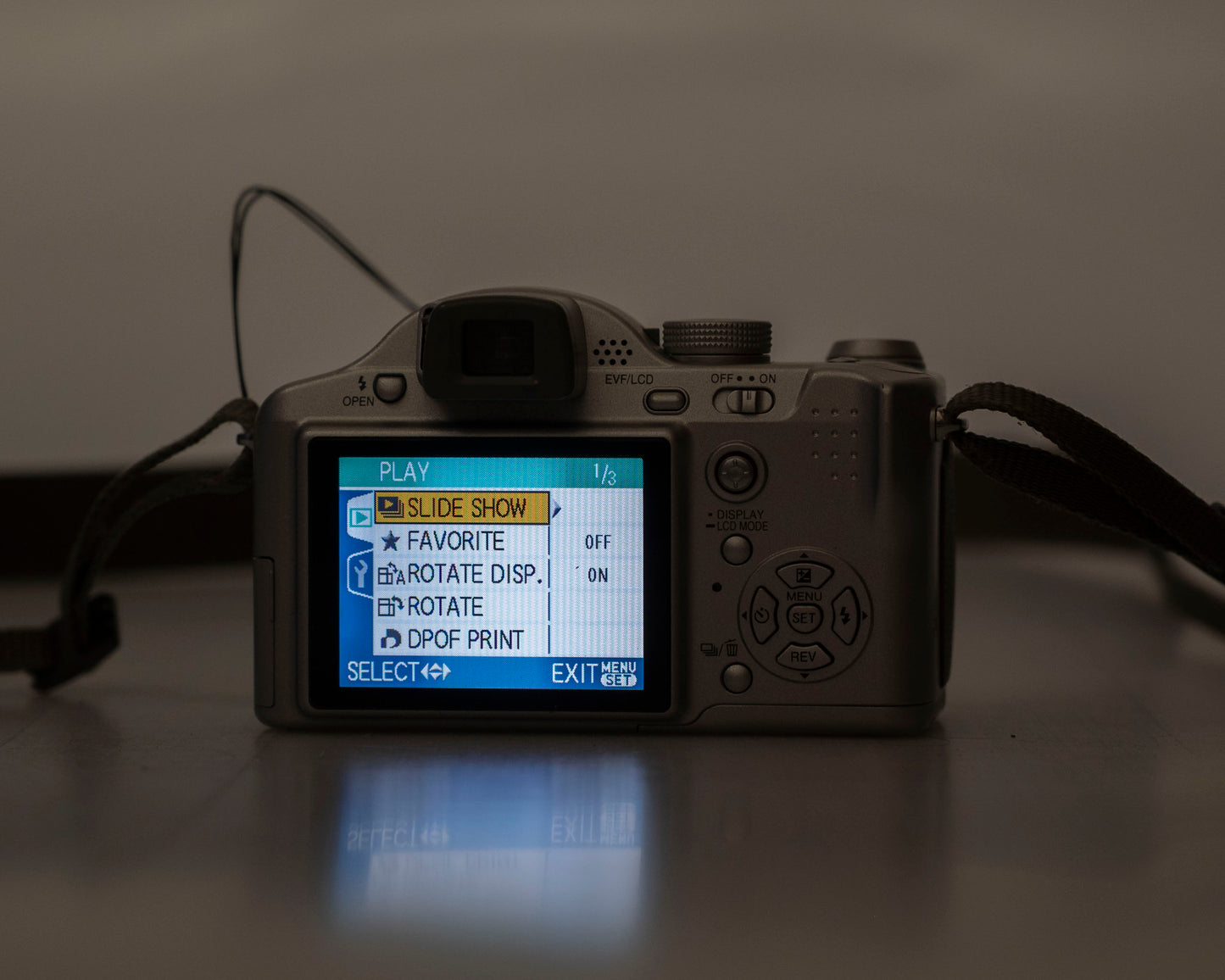Appareil photo numérique Panasonic Lumix DMC-FZ7 6 MP équipé d'un objectif Leica DC Vario-Elmarit 1:2.8/6-72 ASPH avec chargeur + batterie + carte SD de 1 Go (série H6SU00404R)