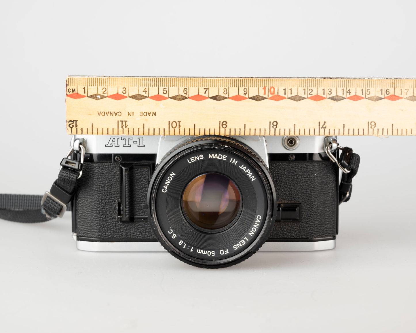 Canon AT-1 35 mm SLR avec objectif Canon FD 50 mm f1.8