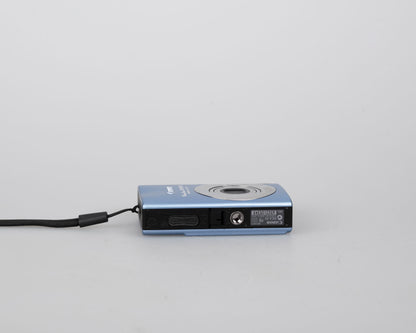 Canon Powershot SD1100 IS Digital Elph 8MP CCD digicam w/ 2GB SD card + batteries + charger + original box + case