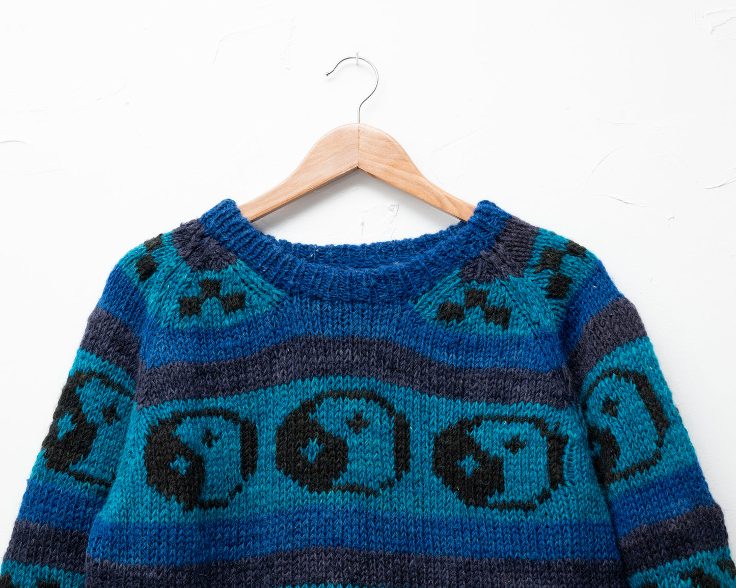 pull tricoté à la main yin et yang