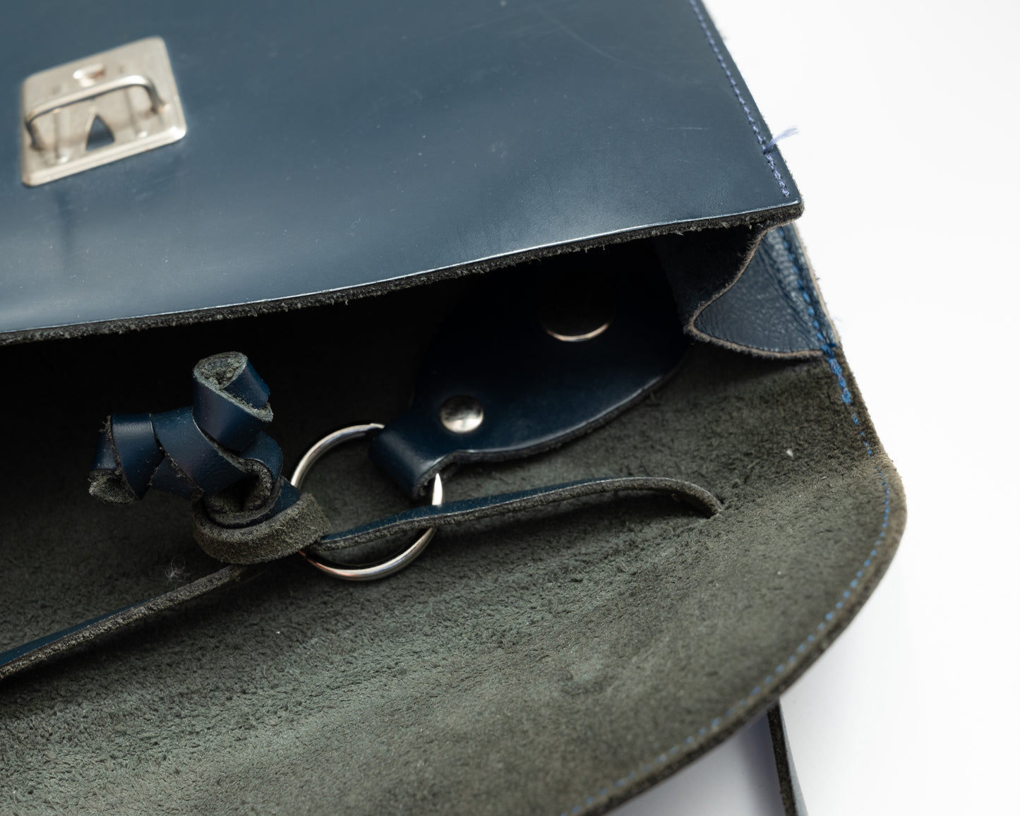 Sac bandoulière en cuir bleu marine
