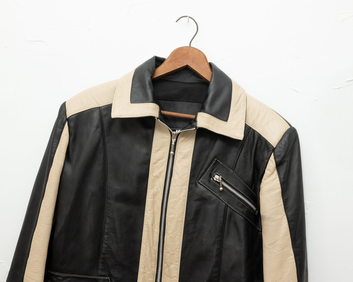 Blouson en cuir crème et noir