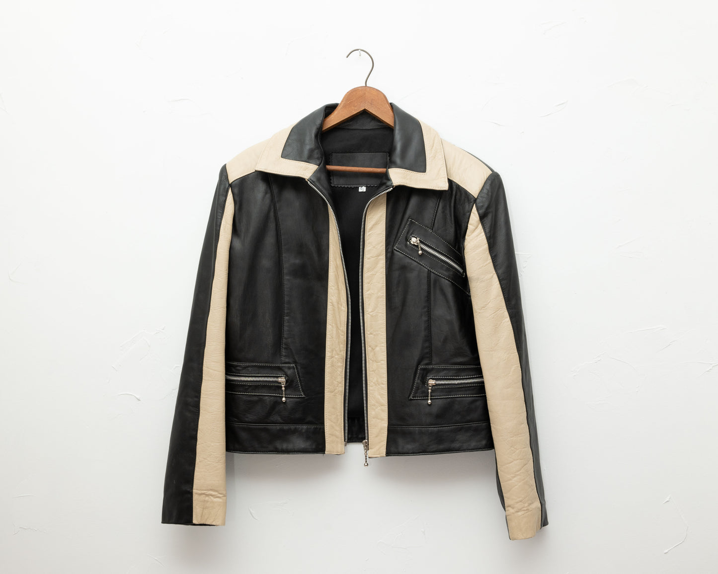 Blouson en cuir crème et noir