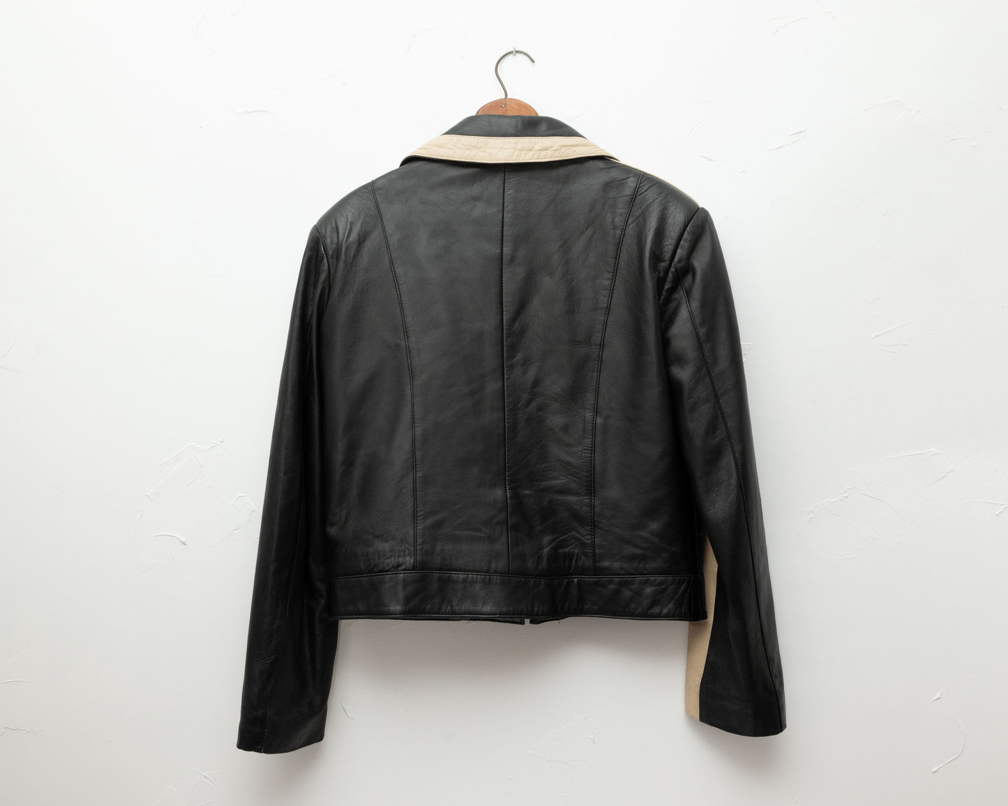 Blouson en cuir crème et noir