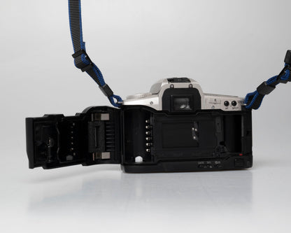 Minolta Maxxum 4 Reflex 35mm à film avec objectif 28-80mm (numéro de série 39314484)