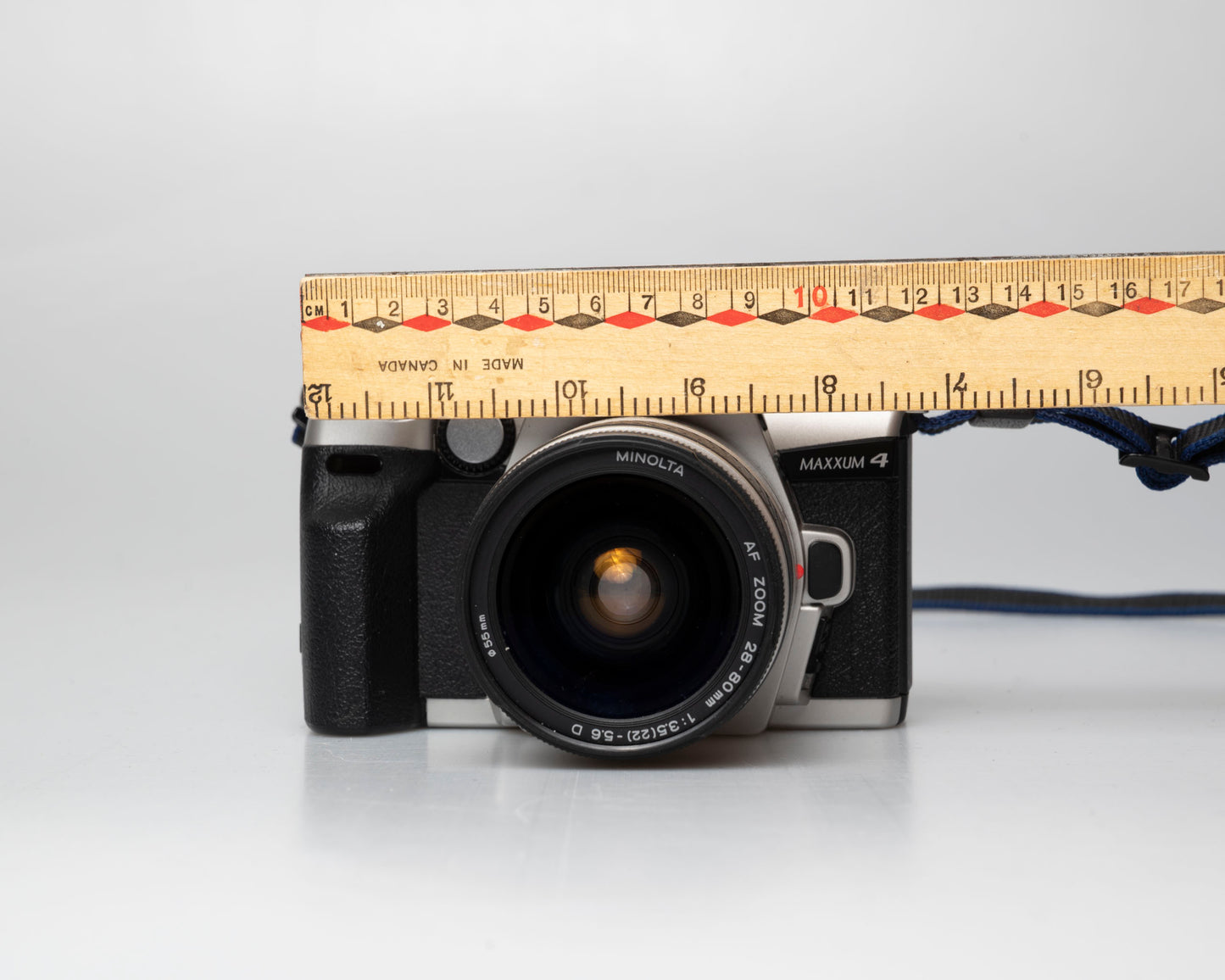 Minolta Maxxum 4 Reflex 35mm à film avec objectif 28-80mm (numéro de série 39314484)