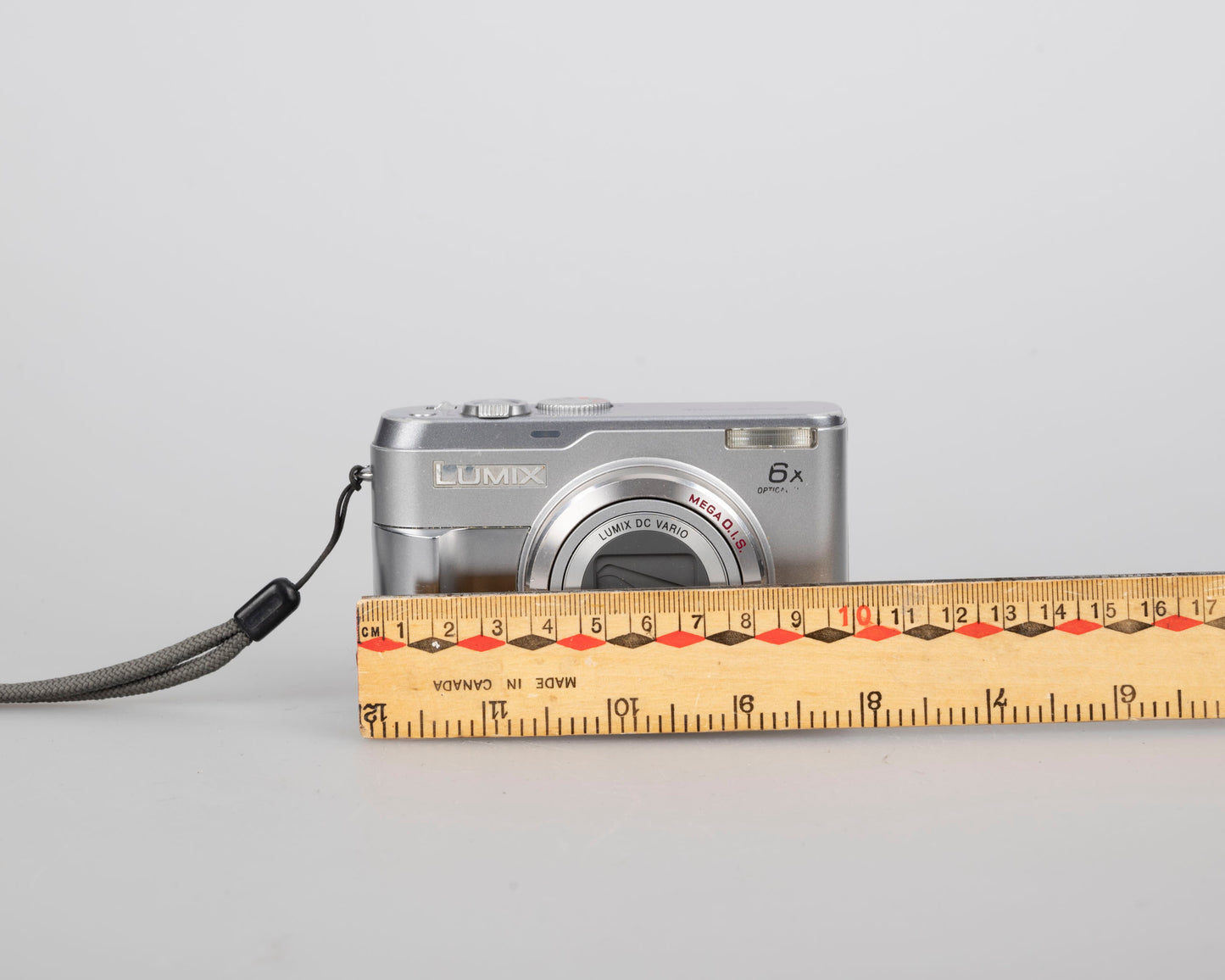 Panasonic Lumix DMC-LZ1 4 MP CCD sensor digicam (uses AA batteries + SD card memory)
