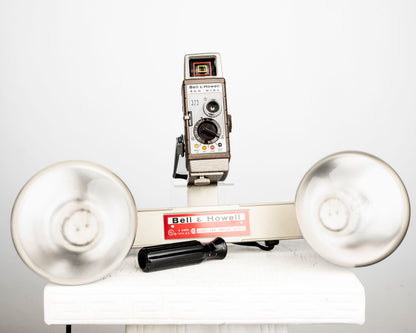Tenue de film Bell et Howell 8 mm avec appareil photo modèle 323 8 mm + étui en cuir + lumières de cinéma + étui en bois d'origine