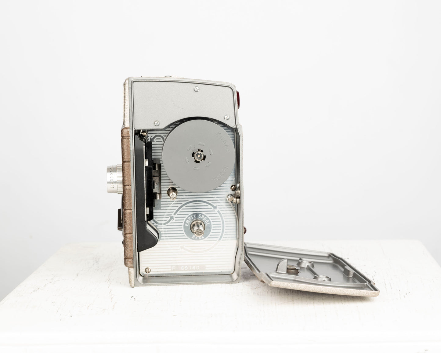 Tenue de film Bell et Howell 8 mm avec appareil photo modèle 323 8 mm + étui en cuir + lumières de cinéma + étui en bois d'origine