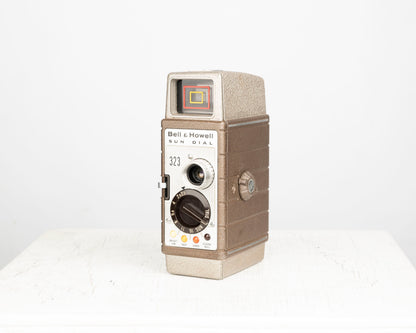 Tenue de film Bell et Howell 8 mm avec appareil photo modèle 323 8 mm + étui en cuir + lumières de cinéma + étui en bois d'origine