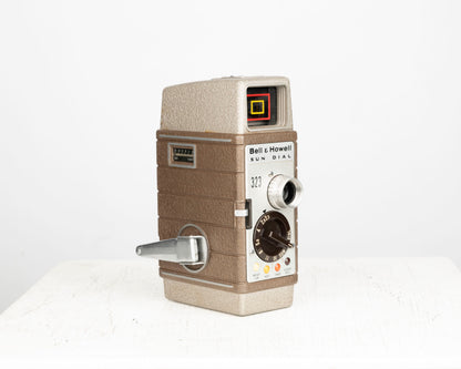 Tenue de film Bell et Howell 8 mm avec appareil photo modèle 323 8 mm + étui en cuir + lumières de cinéma + étui en bois d'origine