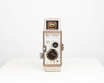 Tenue de film Bell et Howell 8 mm avec appareil photo modèle 323 8 mm + étui en cuir + lumières de cinéma + étui en bois d'origine