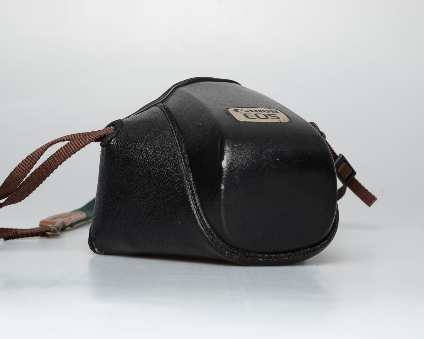 Canon EOS 700 35mm SLR w/EF 35-80mm Power Zoom lens + 'ever-ready' case (serial 1747616)