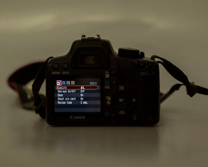 Canon EOS Digital Rebel XS 10,1 MP Appareil photo reflex numérique avec carte SD de 16 Go + batterie + chargeur + objectif EF-S 18-55 mm f/3,5-5,6 IS (série 3140618609)