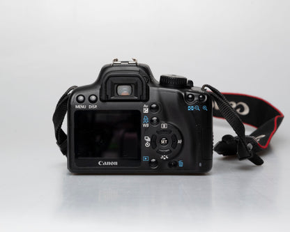 Canon EOS Digital Rebel XS 10,1 MP Appareil photo reflex numérique avec carte SD de 16 Go + batterie + chargeur + objectif EF-S 18-55 mm f/3,5-5,6 IS (série 3140618609)