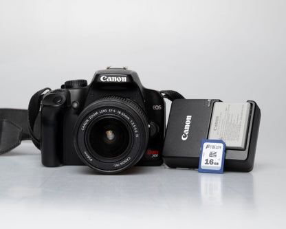 Canon EOS Digital Rebel XS 10,1 MP Appareil photo reflex numérique avec carte SD de 16 Go + batterie + chargeur + objectif EF-S 18-55 mm f/3,5-5,6 IS (série 3140618609)
