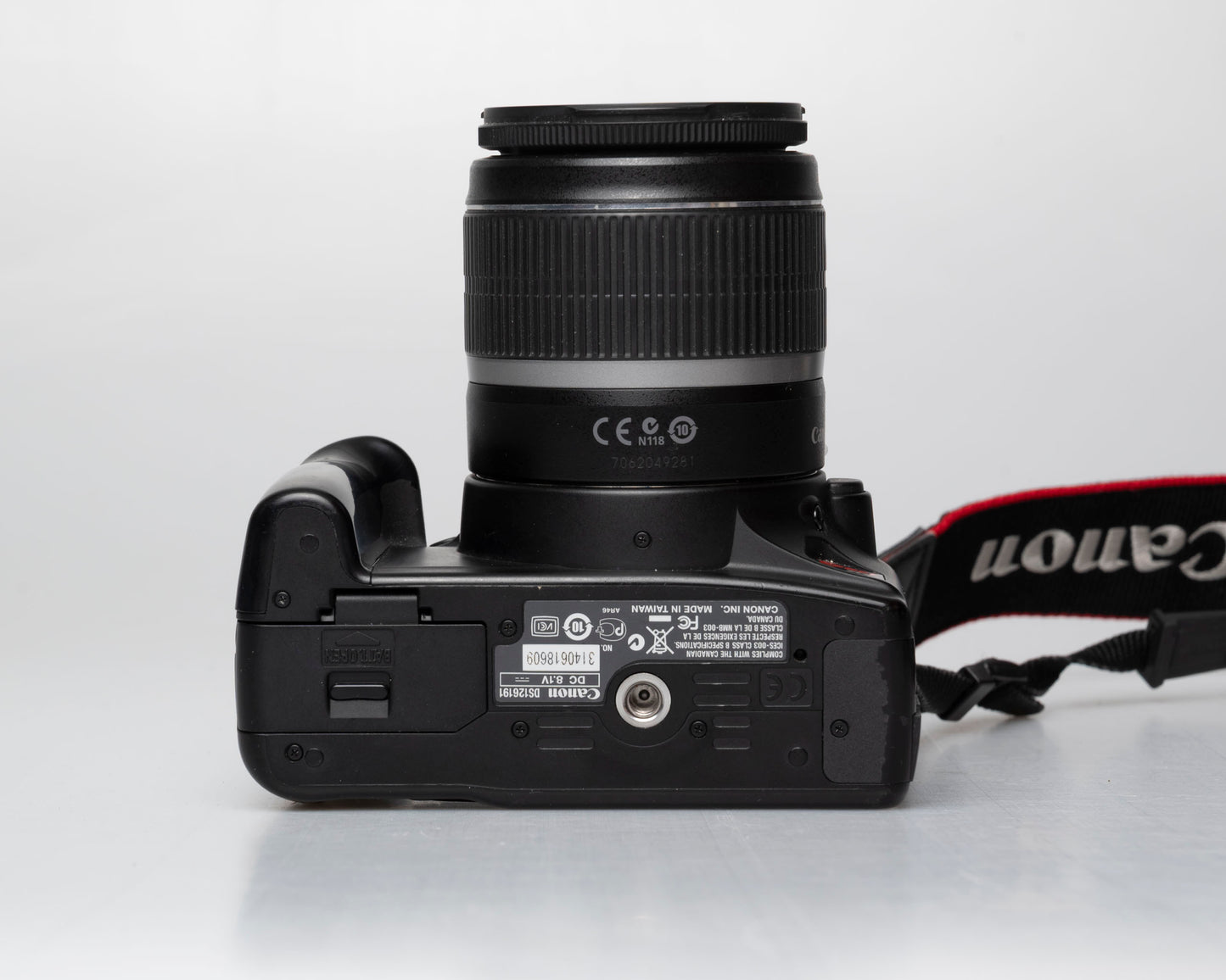 Canon EOS Digital Rebel XS 10,1 MP Appareil photo reflex numérique avec carte SD de 16 Go + batterie + chargeur + objectif EF-S 18-55 mm f/3,5-5,6 IS (série 3140618609)