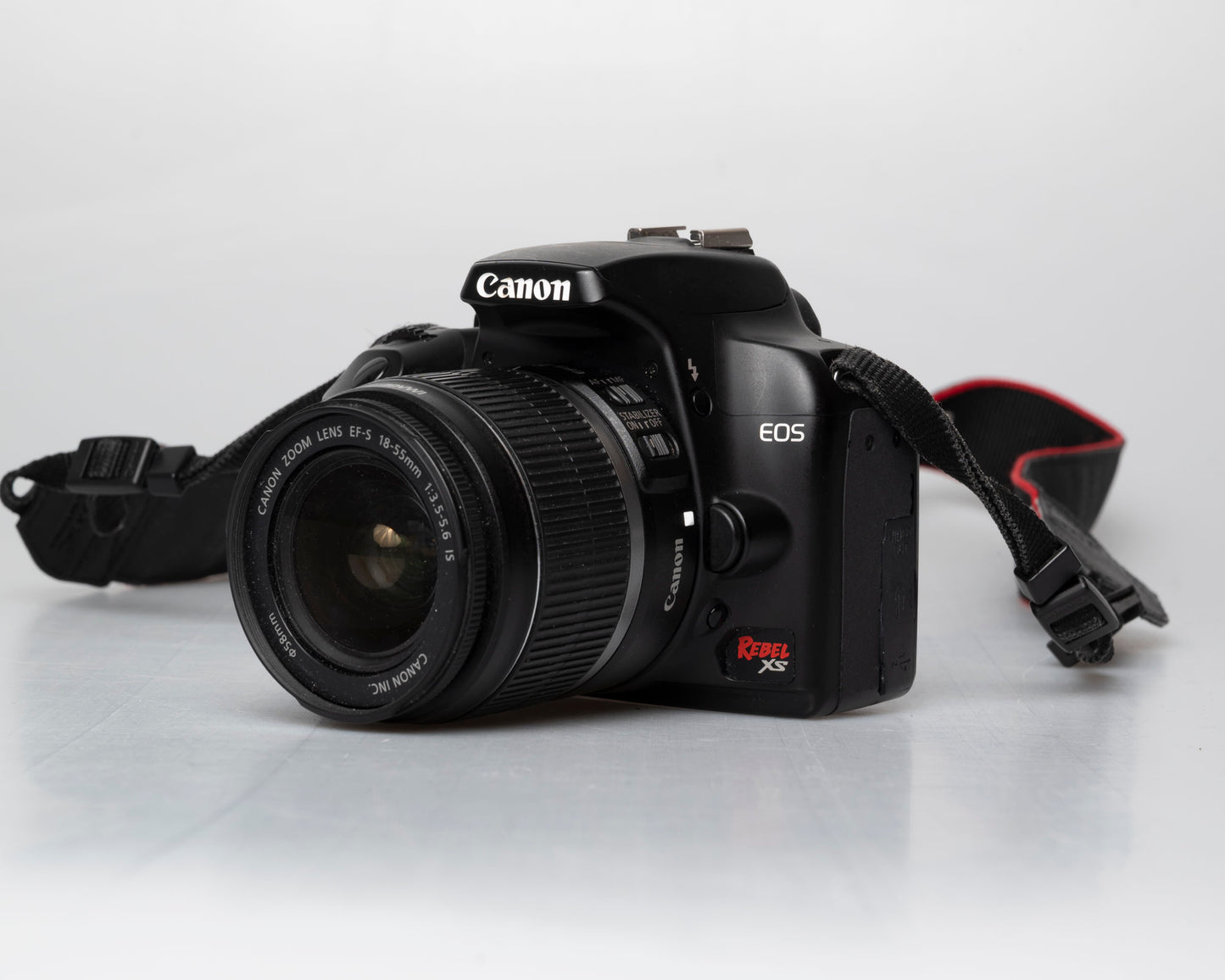 Canon EOS Digital Rebel XS 10,1 MP Appareil photo reflex numérique avec carte SD de 16 Go + batterie + chargeur + objectif EF-S 18-55 mm f/3,5-5,6 IS (série 3140618609)