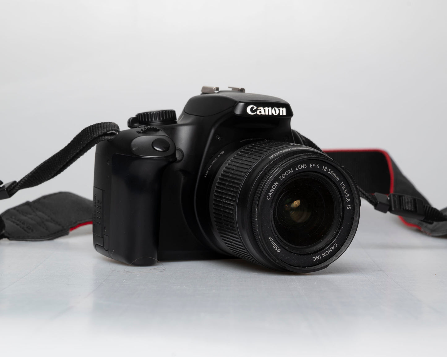 Canon EOS Digital Rebel XS 10,1 MP Appareil photo reflex numérique avec carte SD de 16 Go + batterie + chargeur + objectif EF-S 18-55 mm f/3,5-5,6 IS (série 3140618609)