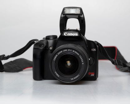 Canon EOS Digital Rebel XS 10,1 MP Appareil photo reflex numérique avec carte SD de 16 Go + batterie + chargeur + objectif EF-S 18-55 mm f/3,5-5,6 IS (série 3140618609)
