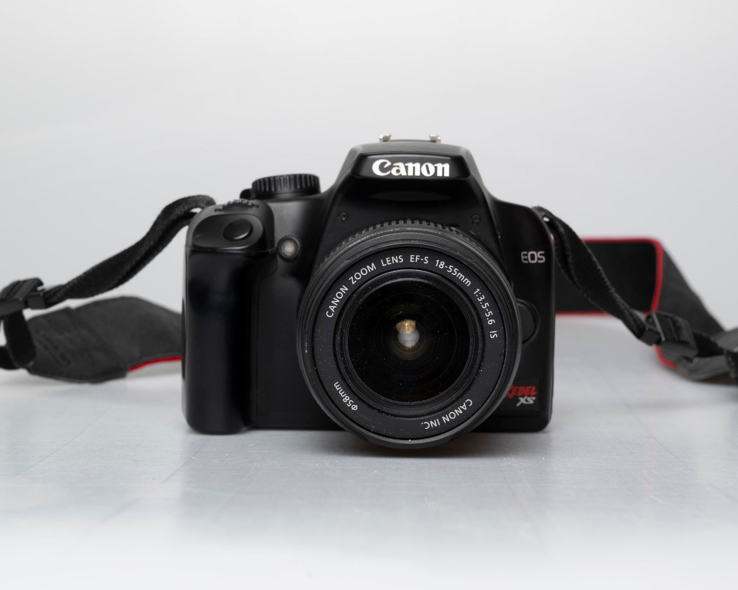 Canon EOS Digital Rebel XS 10,1 MP Appareil photo reflex numérique avec carte SD de 16 Go + batterie + chargeur + objectif EF-S 18-55 mm f/3,5-5,6 IS (série 3140618609)