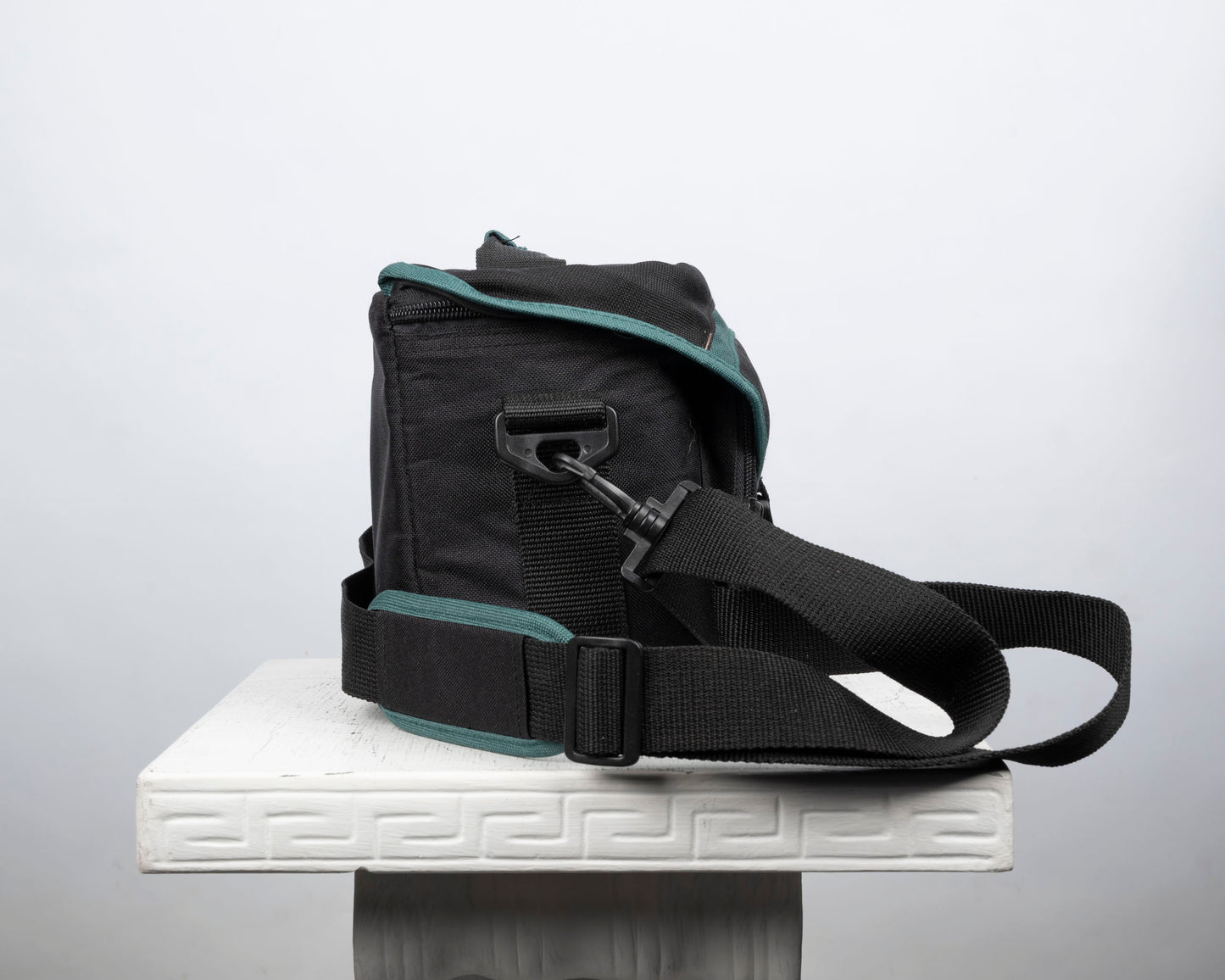 Canon black and green mid-sized camera shoulder bag