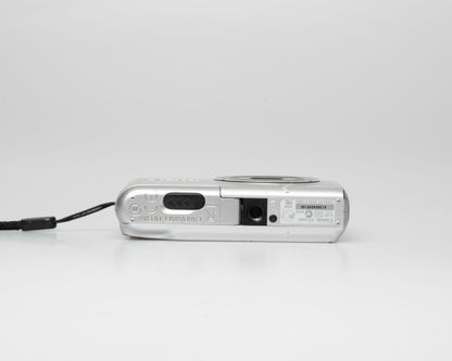 Canon Powershot A2200 HD 14.1MP CCD digicam w/ 8GB SD card + battery + charger (serial 403064048146)