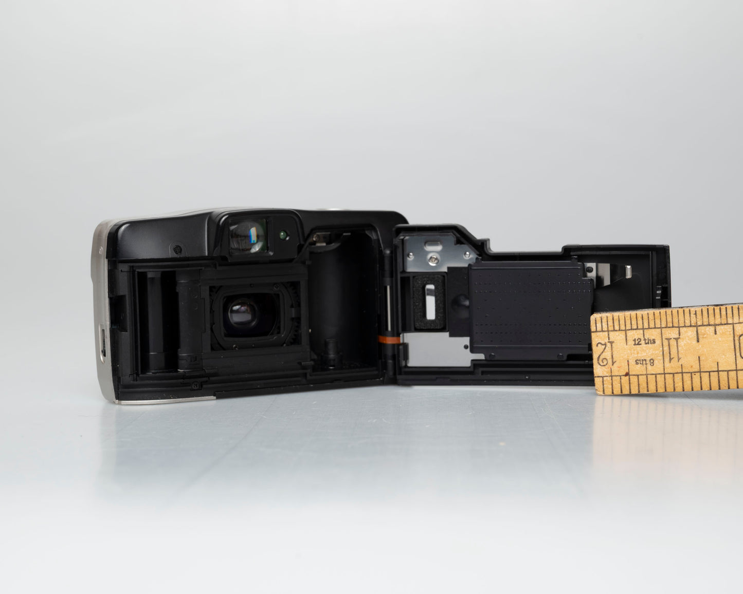 Canon Sure Shot 76 Zoom 35mm film camera w/ case (serial 6300674)