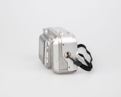 Appareil photo numérique Fujifilm Finepix 2600 Zoom avec capteur CCD 2 MP avec carte Smart Media 64 Mo (utilise des piles AA)