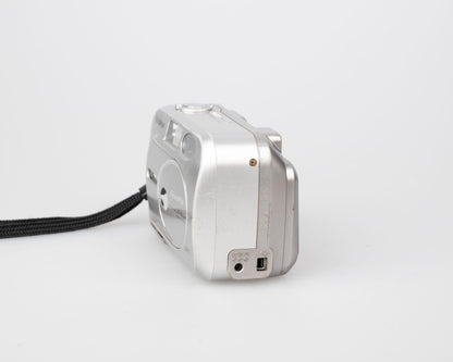 Appareil photo numérique Fujifilm Finepix 2600 Zoom avec capteur CCD 2 MP avec carte Smart Media 64 Mo (utilise des piles AA)