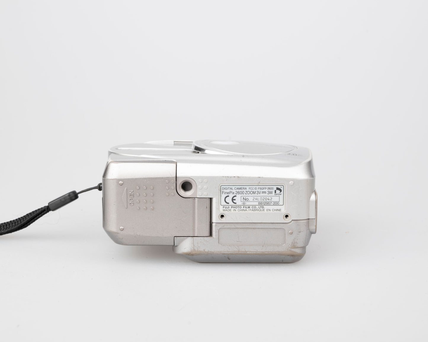 Appareil photo numérique Fujifilm Finepix 2600 Zoom avec capteur CCD 2 MP avec carte Smart Media 64 Mo (utilise des piles AA)