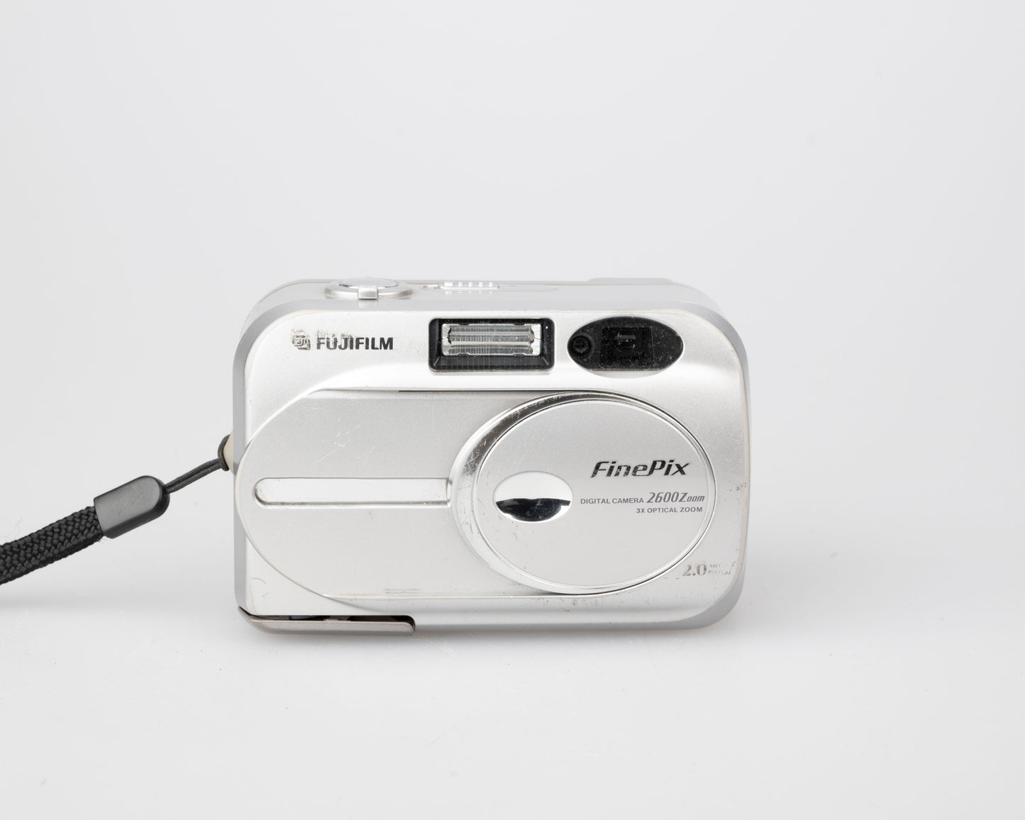 Appareil photo numérique Fujifilm Finepix 2600 Zoom avec capteur CCD 2 MP avec carte Smart Media 64 Mo (utilise des piles AA)