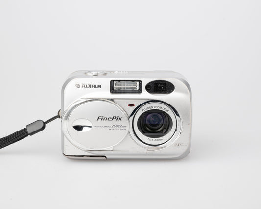 Appareil photo numérique Fujifilm Finepix 2600 Zoom avec capteur CCD 2 MP avec carte Smart Media 64 Mo (utilise des piles AA)