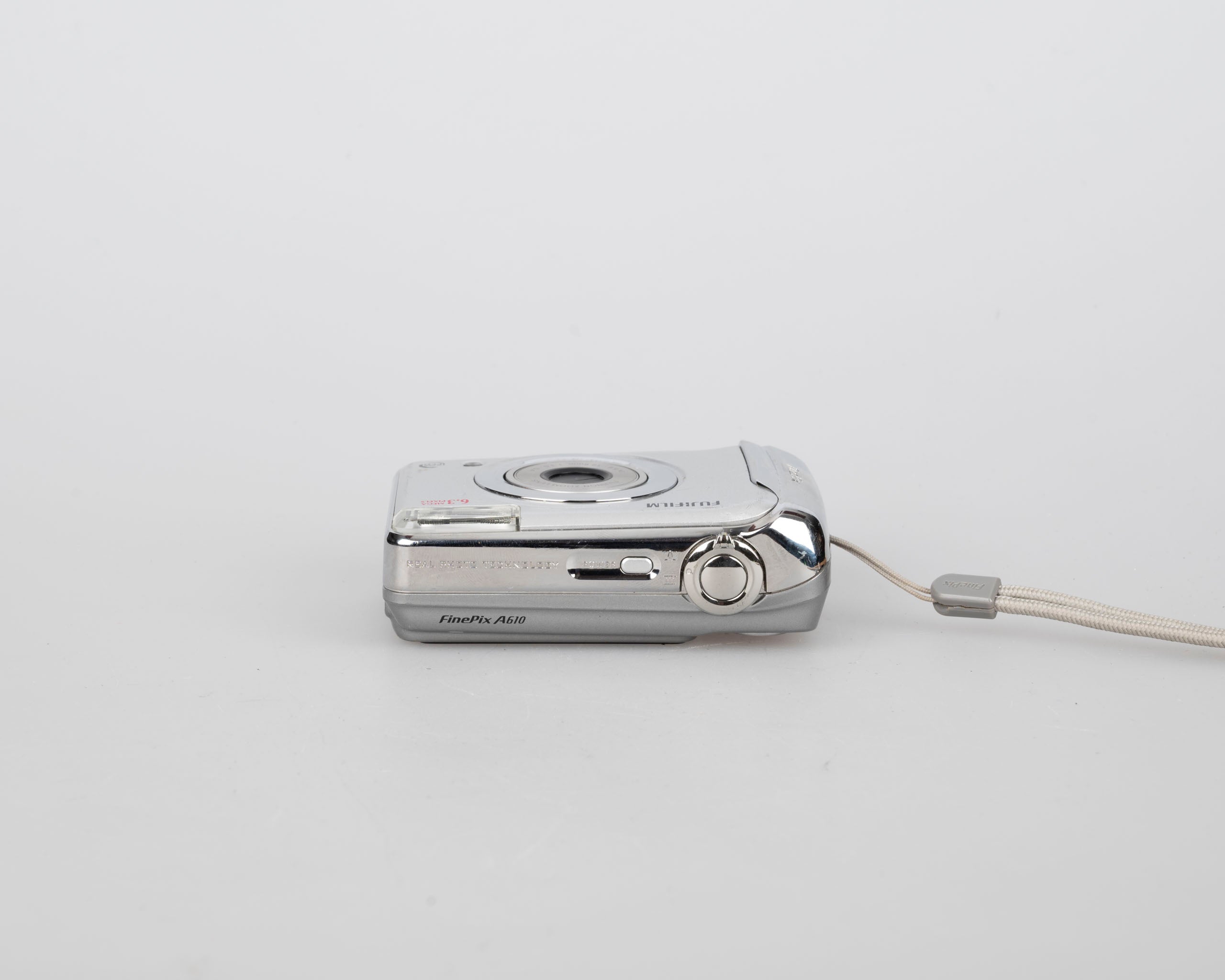 Fujifilm Finepix A610 6.3 MP CCD sensor digicam (uses AA batteries