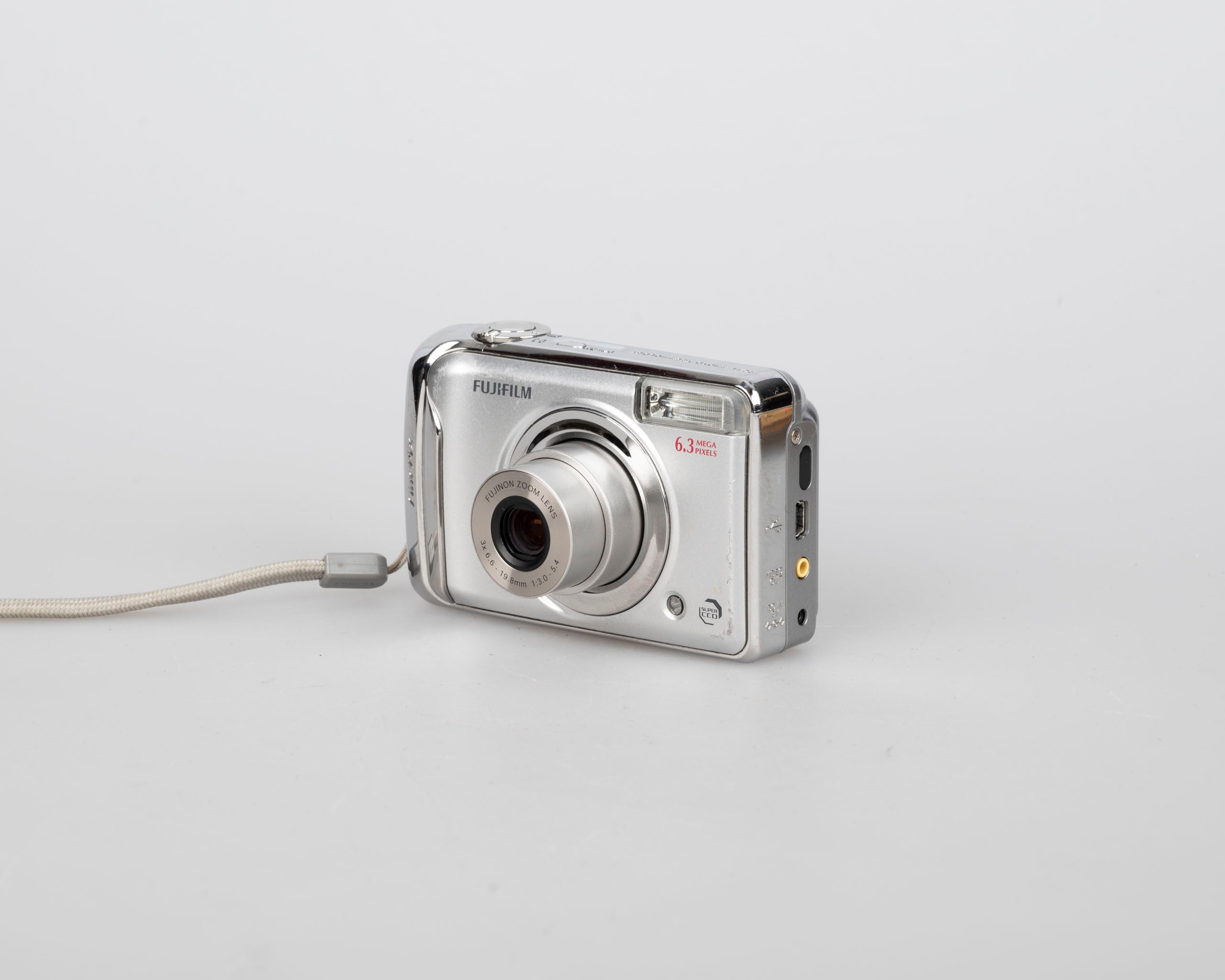 Fujifilm Finepix A610 6.3 MP CCD sensor digicam (uses AA batteries