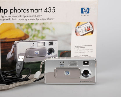 HP Photosmart 435 3.1 MP CCD sensor digicam w/original box and cable (uses AA batteries + SD cards)