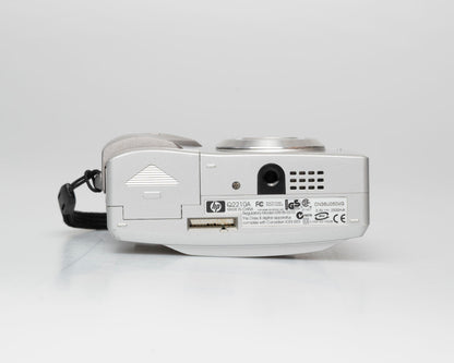 HP Photosmart 735 3.2 MP CCD sensor digicam w/ 512MB SD (serial Q2210A)