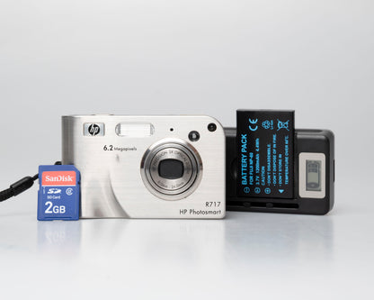 HP Photosmart R717 appareil photo numérique 6,2 MP avec carte SD de 2 Go + batterie + chargeur (numéro de série CN55JD1031)