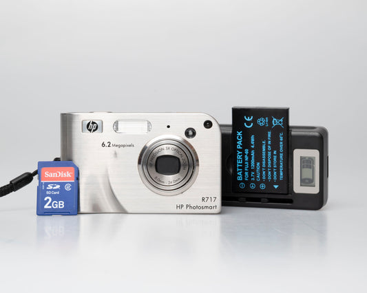 HP Photosmart R717 6.2 MP CCD sensor digicam w/ 2GB SD + battery + charger (serial CN55JD1031)
