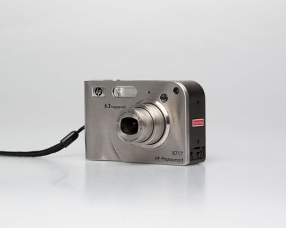 HP Photosmart R717 appareil photo numérique 6,2 MP avec carte SD de 2 Go + batterie + chargeur (numéro de série CN55JD1031)