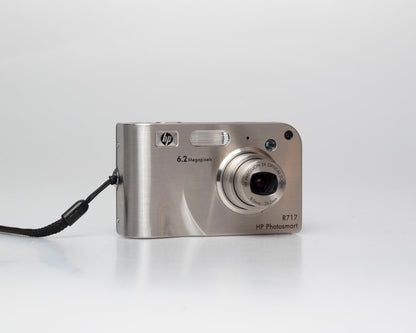 HP Photosmart R717 appareil photo numérique 6,2 MP avec carte SD de 2 Go + batterie + chargeur (numéro de série CN55JD1031)