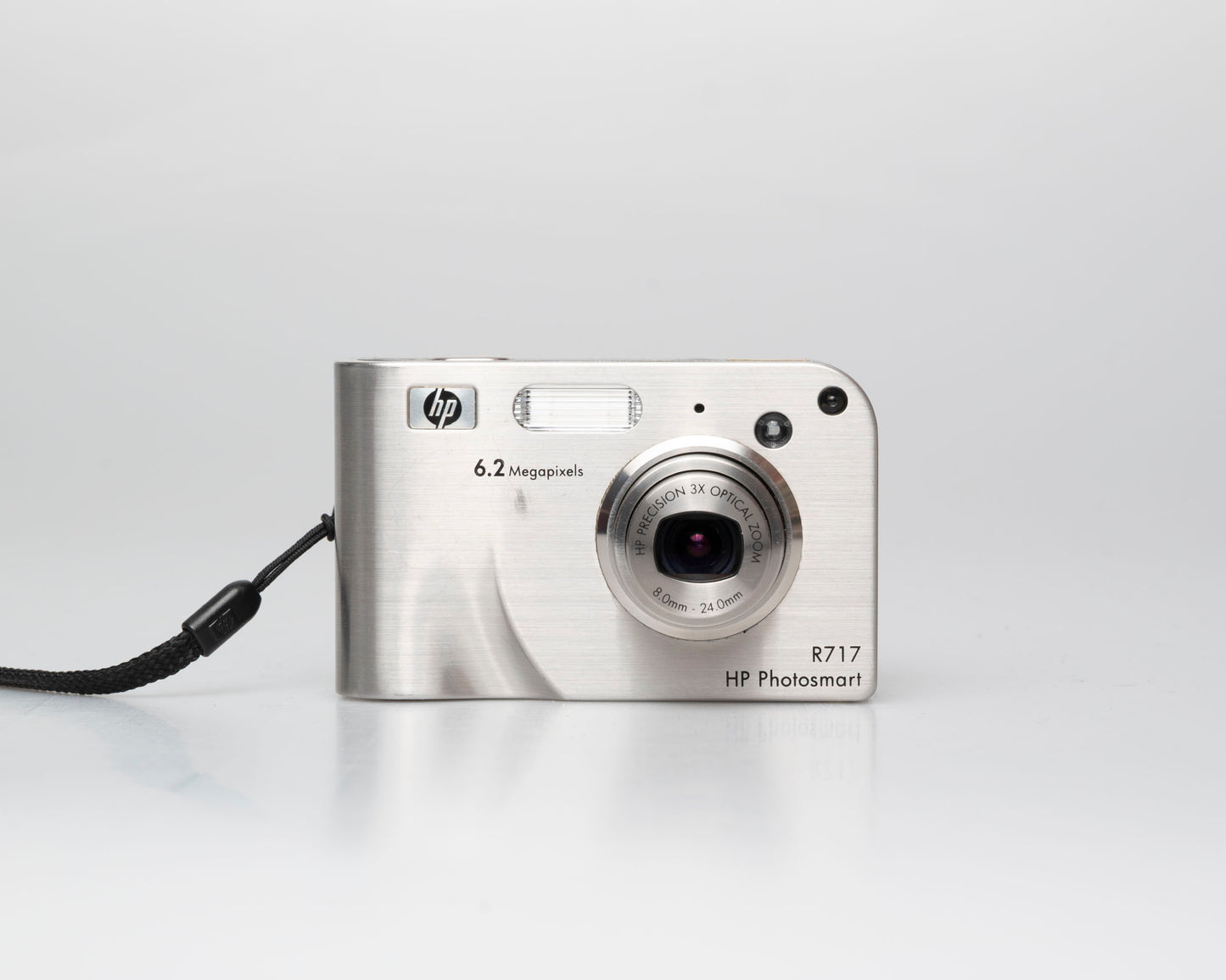 HP Photosmart R717 appareil photo numérique 6,2 MP avec carte SD de 2 Go + batterie + chargeur (numéro de série CN55JD1031)