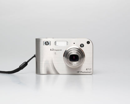 HP Photosmart R717 appareil photo numérique 6,2 MP avec carte SD de 2 Go + batterie + chargeur (numéro de série CN55JD1031)